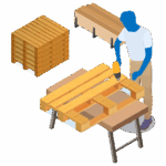 opérateur en train de clouer une planche sur une palette, pile de palettes bois et pile de planches