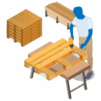 opérateur en train de clouer une planche sur une palette, pile de palettes bois et pile de planches